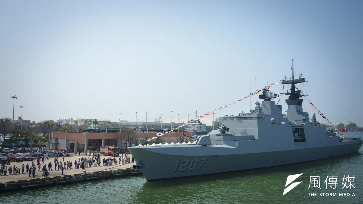 此次敦睦艦隊納編磐石、武昌、鄭和軍艦,圖為武昌軍艦靠泊安平港並拉起全艦飾。(傅啟禎攝)