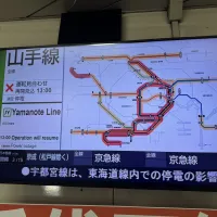 16日早朝に発生した変電所トラブルと火災の影響で、JR山手線・京浜東北線が全線見合わせ再開は午後1時見込み。(写真/黃信維撮影) 16日早朝に発生した変電所トラブルと火災の影響で、JR山手線・京浜東北線が全線見合わせ再開は午後1時見込み。(写真/黃信維撮影)