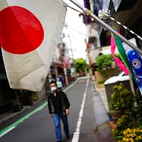 中日両国の世論戦は拡大する勢いを見せている。まず26日の記者会見で中国外交部が日本側に対し、軍事パレードへの参加を西側多国に説得しないよう要求したことに始まり、その後、中国のSNSで「日本天皇は米軍将軍マッカーサーの飼育する犬である」と侮辱するAI動画が現れ、日本側が抗議した。(写真/AP通信提供) 中日両国の世論戦は拡大する勢いを見せている。まず26日の記者会見で中国外交部が日本側に対し、軍事パレードへの参加を西側多国に説得しないよう要求したことに始まり、その後、中国のSNSで「日本天皇は米軍将軍マッカーサーの飼育する犬である」と侮辱するAI動画が現れ、日本側が抗議した。(写真/AP通信提供)