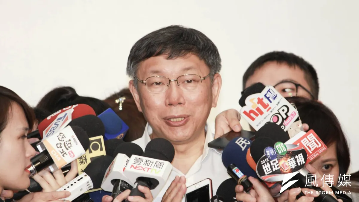 台北市長柯文哲24日上午出席勞動局勞動技藝成果展活動,會後受訪時針對柯黑遊行結束後黃承國、徐國勇與部分綠營民代一同參加宮廟晚宴表示,木柵天上聖母廟他每年都有去,拜拜吃飯這很正常。(方炳超攝)