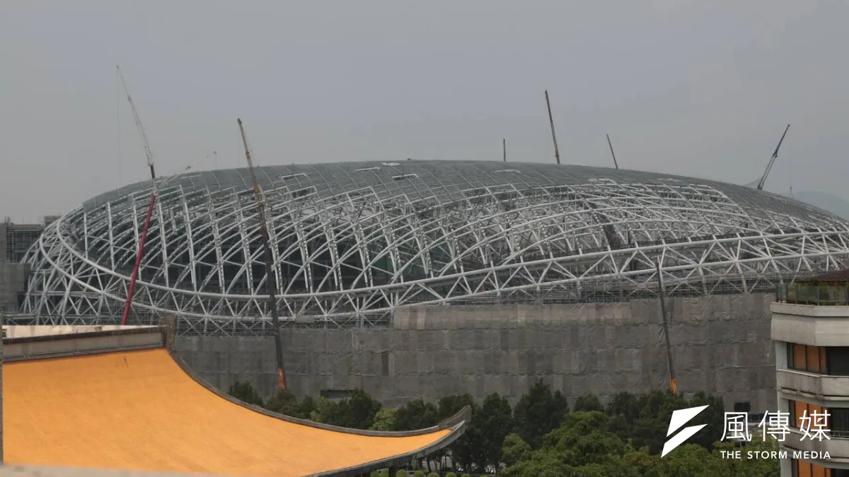 市府PK遠雄即將進入「深水區」,市府不能只靠民氣打仗,更要有專業才能打贏。圖為興建中的大巨蛋。(余志偉攝)