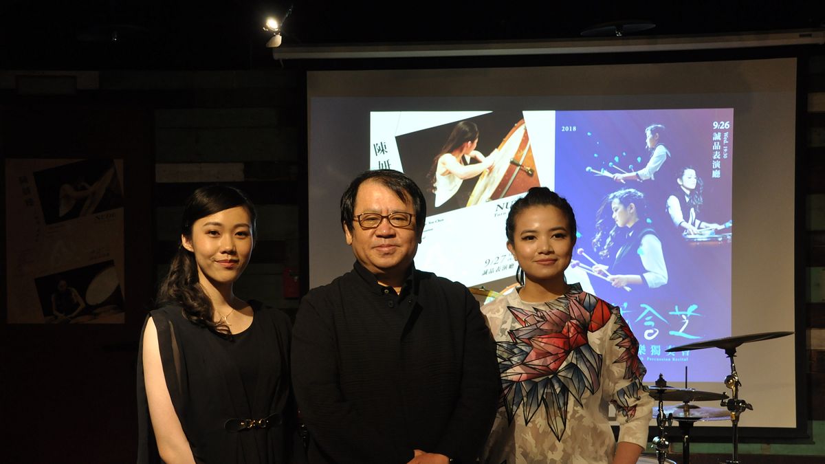 朱宗慶打擊樂團藝術總監朱宗慶(中)18日舉行記者會,向大眾介紹兩位年輕獨奏家。本次將由樂團培訓多年的團員戴含芝(右)、陳妍臻(左),分別於9月26、27日帶來獨奏會。(朱宗慶打擊樂團提供) 朱宗慶打擊樂團藝術總監朱宗慶(中)18日舉行記者會,向大眾介紹兩位年輕獨奏家。本次將由樂團培訓多年的團員戴含芝(右)、陳妍臻(左),分別於9月26、27日帶來獨奏會。(朱宗慶打擊樂團提供)