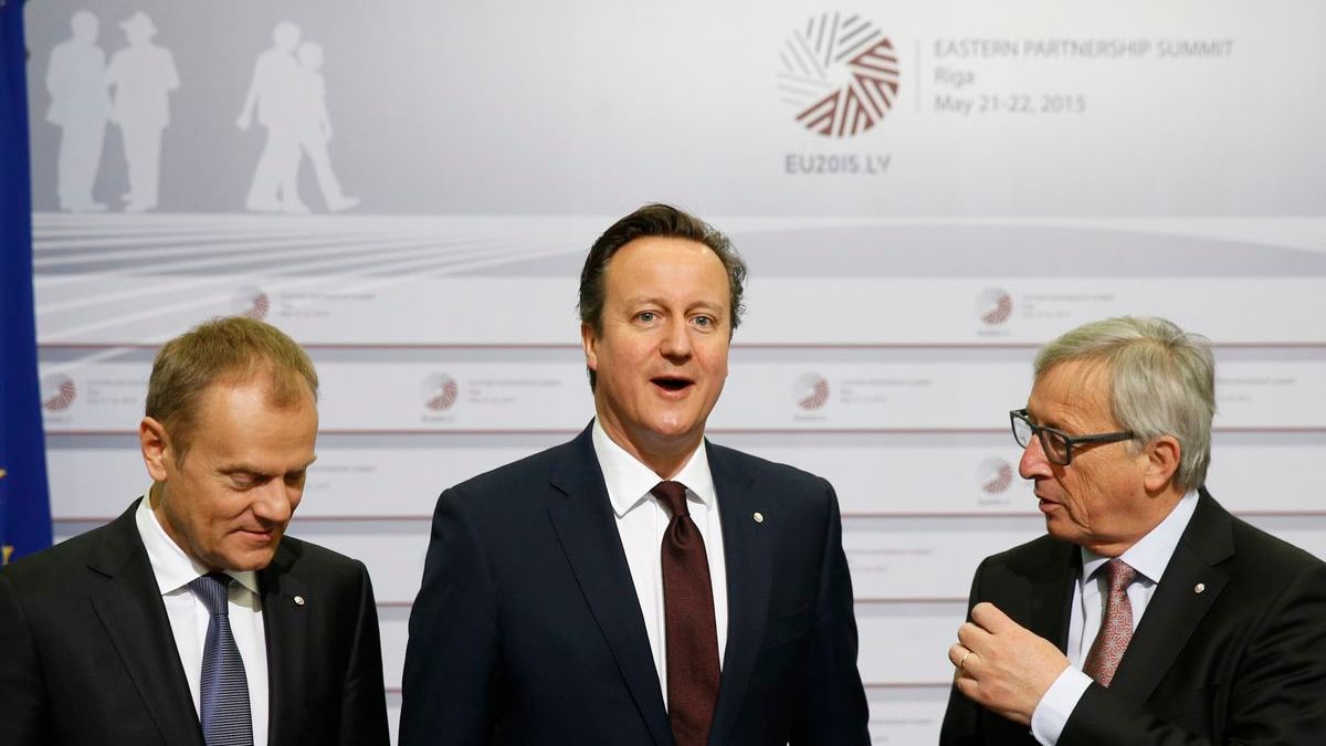 英國首相卡麥隆(David Cameron,中)日前在歐盟峰會上與歐盟執委會主席容克(Jean-Claude Juncker,右)、歐洲理事會主席圖斯克(Donald Tusk)合影。 英國首相卡麥隆(David Cameron,中)日前在歐盟峰會上與歐盟執委會主席容克(Jean-Claude Juncker,右)、歐洲理事會主席圖斯克(Donald Tusk)合影。