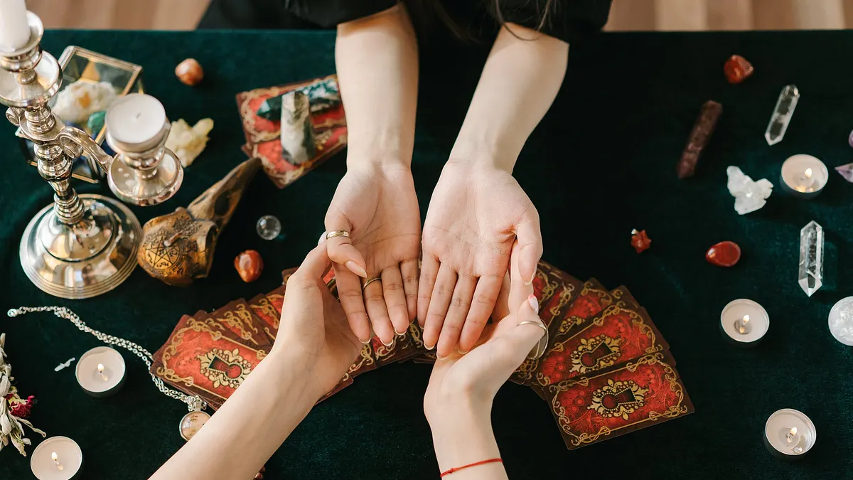 不少人在面臨人生困境時,會試圖透過算命、占卜、塔羅等途徑來指點迷津。(示意圖/取自Pexels) 不少人在面臨人生困境時,會試圖透過算命、占卜、塔羅等途徑來指點迷津。(示意圖/取自Pexels)