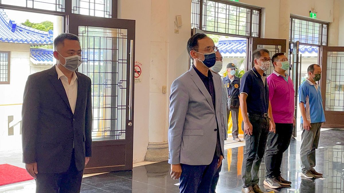 今年八二三砲戰紀念日,國民黨主席參選人朱立倫(左二)到太武山軍人公墓弔祭陣亡將士,總統蔡英文卻選擇不赴金門。(朱立倫辦公室提供)。 今年八二三砲戰紀念日,國民黨主席參選人朱立倫(左二)到太武山軍人公墓弔祭陣亡將士,總統蔡英文卻選擇不赴金門。(朱立倫辦公室提供)。