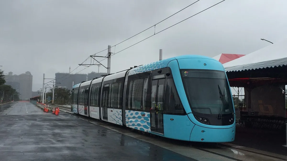 淡海輕軌首列車淡水亮相 開放民眾上車參觀