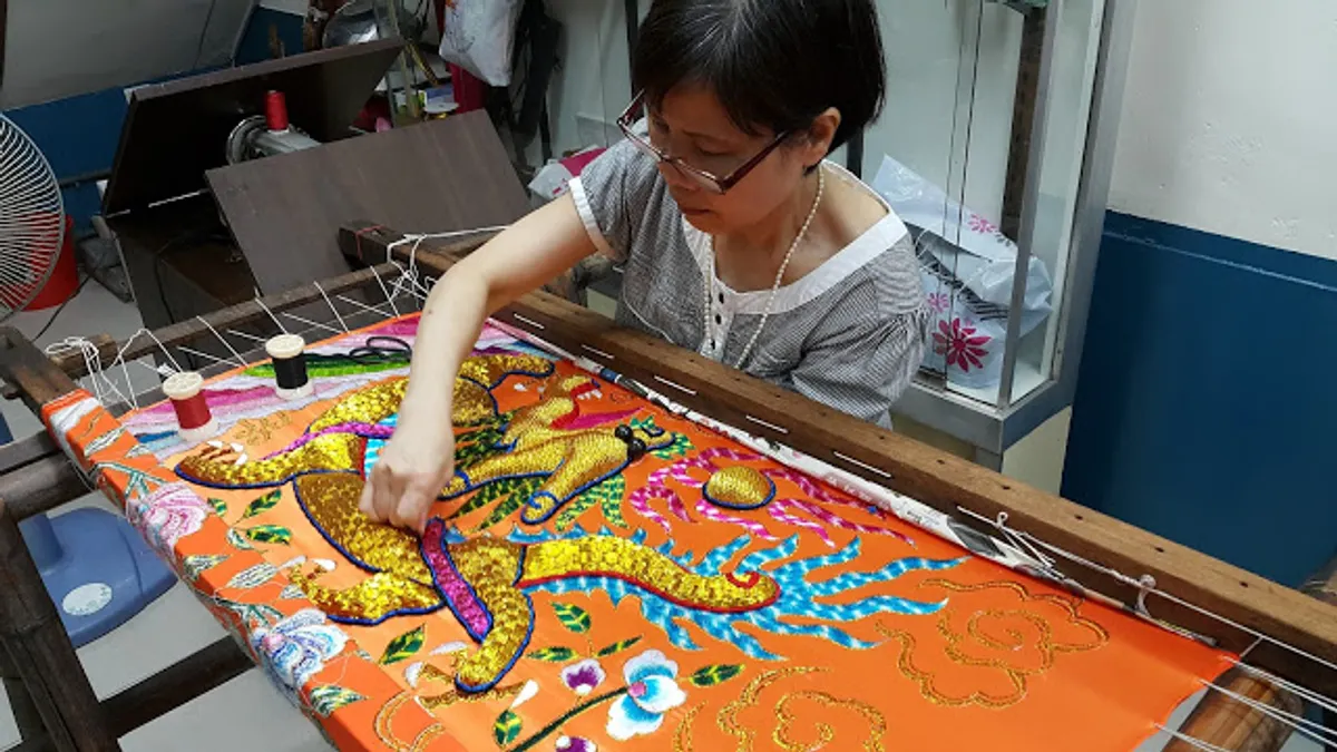 一件手工神明衣,平均需要一個多月才能完成,不但耗時、耗神又費工。(圖/Ramble Taipei 漫步台北) 一件手工神明衣,平均需要一個多月才能完成,不但耗時、耗神又費工。(圖/Ramble Taipei 漫步台北)