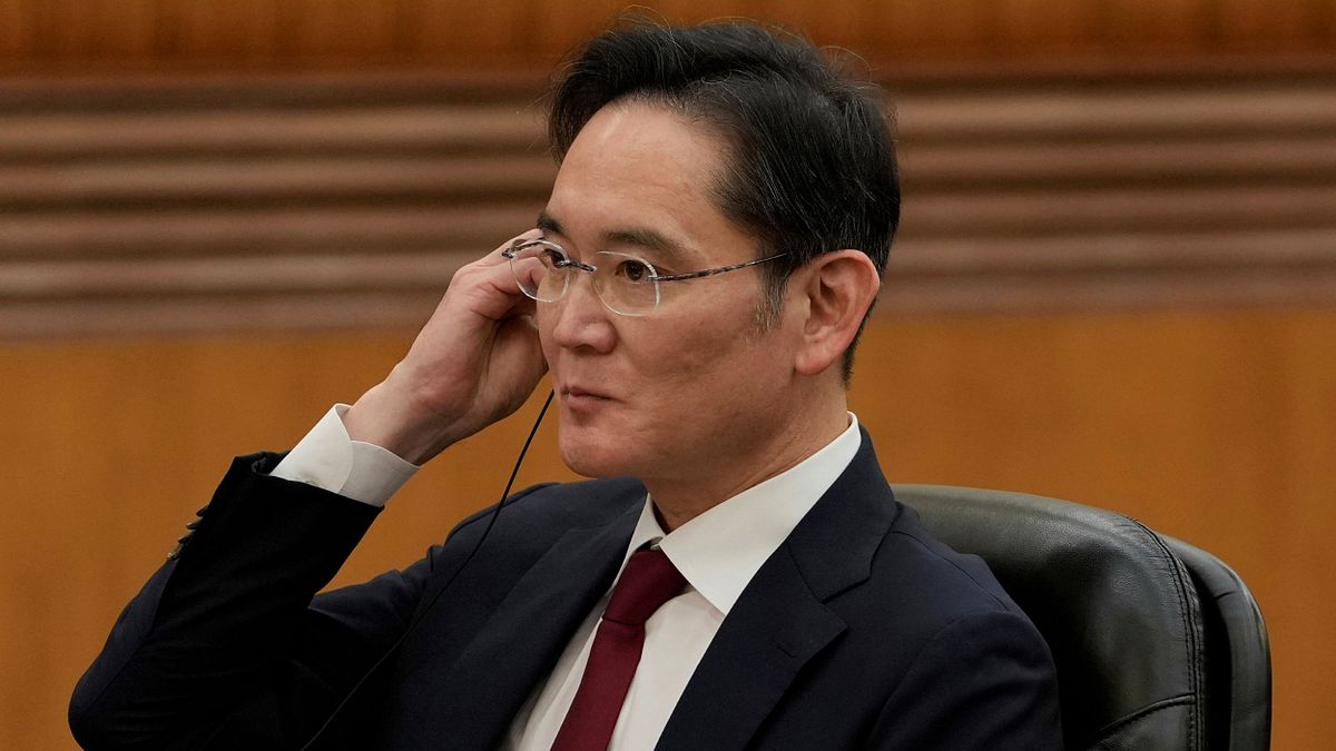 對李在鎔來說,此案落幕具有重要象徵意義,他自 2014 年父親李健熙昏迷後實際主掌三星,過去十年內屢受司法糾纏,包括賄賂、合併案與會計爭議。(美聯社) 對李在鎔來說,此案落幕具有重要象徵意義,他自 2014 年父親李健熙昏迷後實際主掌三星,過去十年內屢受司法糾纏,包括賄賂、合併案與會計爭議。(美聯社)