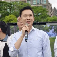 《年代民調中心》公布新竹縣長最新調查,民進黨參選人鄭朝方(中)以35.1%支持度領先。(資料照,中央社) 《年代民調中心》公布新竹縣長最新調查,民進黨參選人鄭朝方(中)以35.1%支持度領先。(資料照,中央社)
