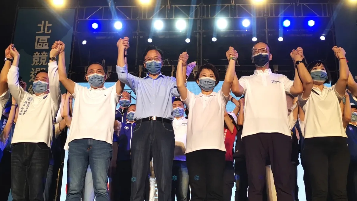 張善政、盧秀燕、侯友宜、朱立倫合體舉辦萬人造勢活動,儘管現場下起雨勢仍無法澆熄支持者的熱情。(圖/盧秀燕競選總部提供)
