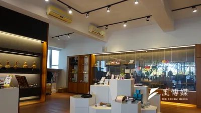 樹德科大研發處所屬的59咖啡文創館,在咖啡館內超過一半的空間陳列販售著精美的文創商品。(圖/徐炳文攝)