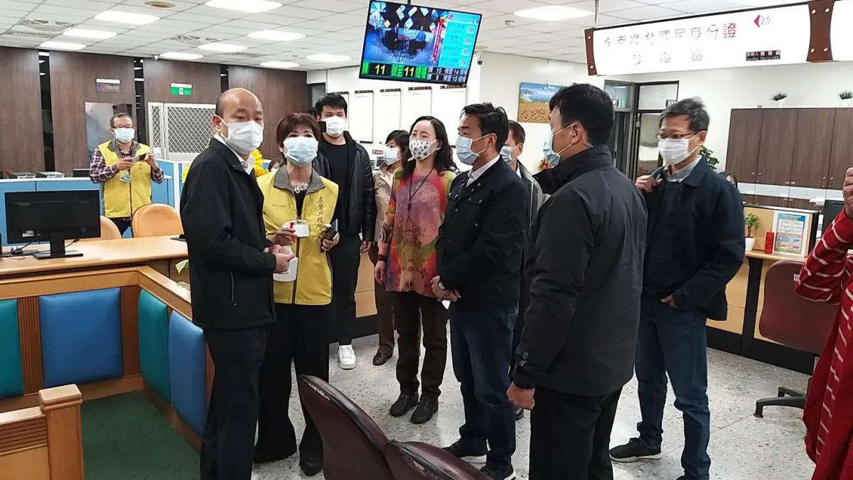 高雄市長韓國瑜30日上午視察左營區行政大樓內各局處派駐機關第一線工作同仁防疫現場。(高雄市政府提供)