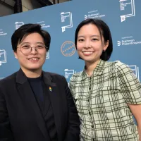 国際ブッカー賞の舞台に立ち「私たちがやり遂げた」と語る楊双子氏。長編小説『台湾漫遊鉄道のふたり』の著者である台湾人作家の楊双子氏(左)と英訳者の金翎氏(右)が19日、国際的文学賞「国際ブッカー賞」を受賞した。楊氏は「私たちがやり遂げた」と喜びを語った。(中央社記者・陳韻聿ロンドン撮影、2026年5月20日) 国際ブッカー賞の舞台に立ち「私たちがやり遂げた」と語る楊双子氏。長編小説『台湾漫遊鉄道のふたり』の著者である台湾人作家の楊双子氏(左)と英訳者の金翎氏(右)が19日、国際的文学賞「国際ブッカー賞」を受賞した。楊氏は「私たちがやり遂げた」と喜びを語った。(中央社記者・陳韻聿ロンドン撮影、2026年5月20日)