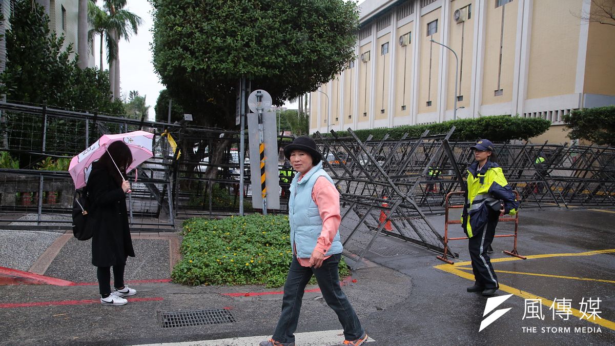 時代力量立院黨團6日持續於總統府前凱道靜坐絕食,北市警局遂擴大管制範圍,導致民眾通行不便。(顏麟宇攝) 時代力量立院黨團6日持續於總統府前凱道靜坐絕食,北市警局遂擴大管制範圍,導致民眾通行不便。(顏麟宇攝)