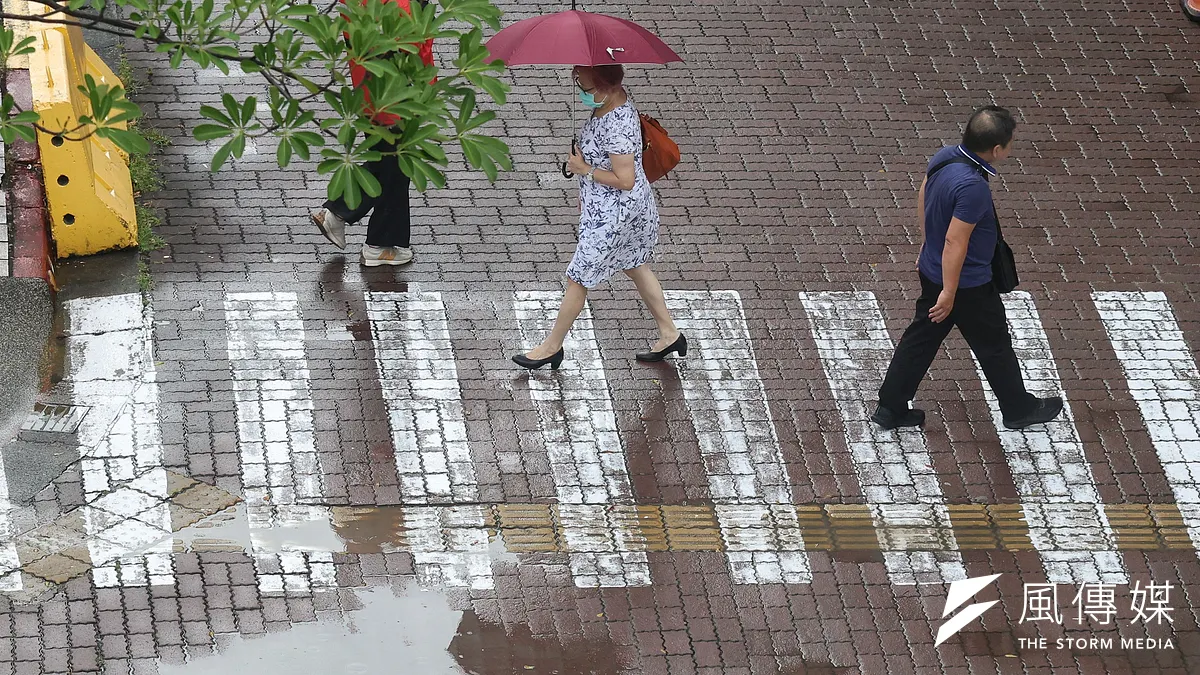 気象ファンページ「台湾台風フォーラム|天気特急」は今日、台風24号(フンシェン)の発生が最速で金曜日になる可能性があるとし、ピーク強度は少なくとも中型台風の上限に達する見込みで、発達が迅速であればさらに強力になると述べた。(写真/柯承惠撮影) 気象ファンページ「台湾台風フォーラム|天気特急」は今日、台風24号(フンシェン)の発生が最速で金曜日になる可能性があるとし、ピーク強度は少なくとも中型台風の上限に達する見込みで、発達が迅速であればさらに強力になると述べた。(写真/柯承惠撮影)