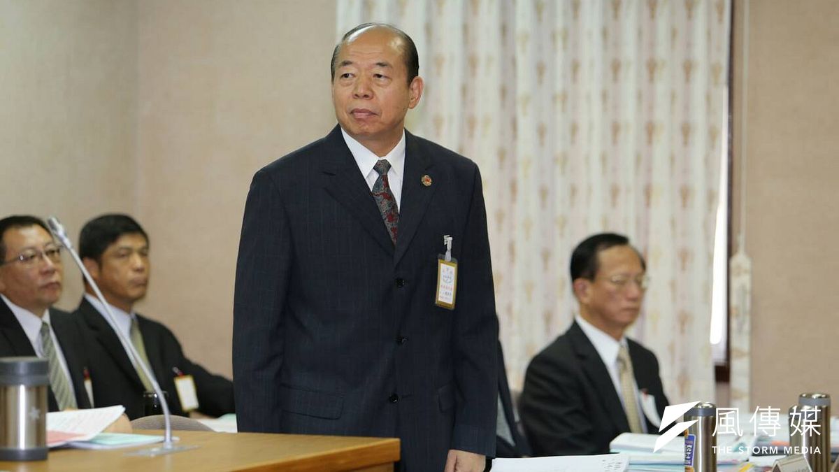 國安局長楊國強5日在立院表示,犯叛國罪的人,應「判死刑!判死刑!」(陳泊雁攝) 國安局長楊國強5日在立院表示,犯叛國罪的人,應「判死刑!判死刑!」(陳泊雁攝)