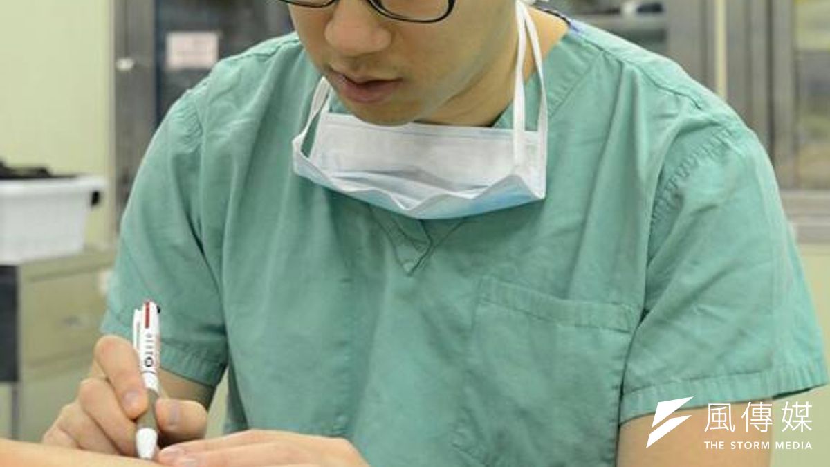 台北慈濟整形外科醫師王樹偉分享第3天換藥情形,「打了強效止痛藥,病人還是痛得哭喊。」(取自王樹偉臉書) 台北慈濟整形外科醫師王樹偉分享第3天換藥情形,「打了強效止痛藥,病人還是痛得哭喊。」(取自王樹偉臉書)