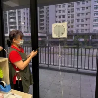 竹北就業中心協助公司,透過導入擦窗機器人,降低勞工複擦拭作業造成的肌肉骨骼負擔。(圖/勞動力發展署桃竹苗分署提供) 竹北就業中心協助公司,透過導入擦窗機器人,降低勞工複擦拭作業造成的肌肉骨骼負擔。(圖/勞動力發展署桃竹苗分署提供)