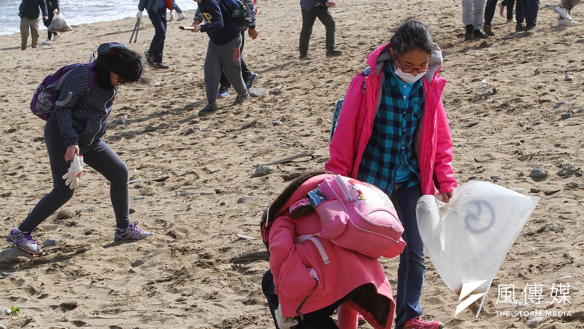 海洋廢棄物攻占美麗海灘,淨灘能解決問題嗎?圖為國小學生校外教學做淨灘活動。(資料照,顏麟宇攝) 海洋廢棄物攻占美麗海灘,淨灘能解決問題嗎?圖為國小學生校外教學做淨灘活動。(資料照,顏麟宇攝)
