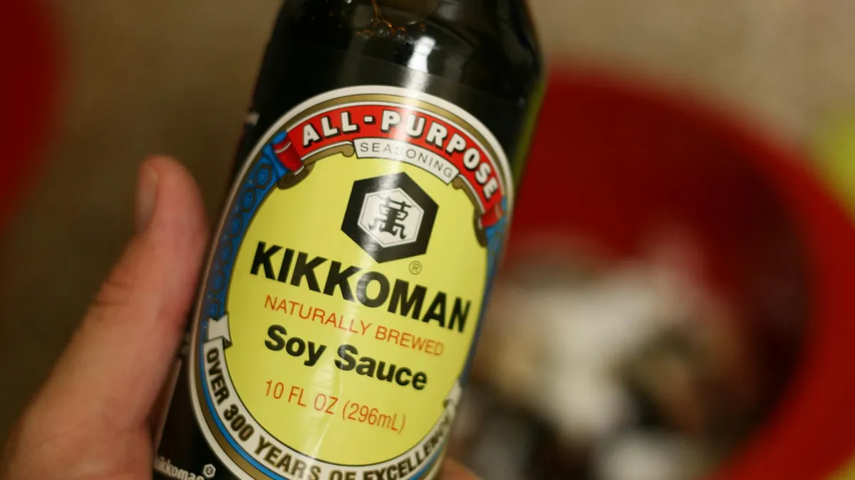 根據歷史資料,日本的醬油早從1737年開始,就已經出口到荷蘭!而在明治元年(1868年)時,龜甲萬醬油也開始隨著日本移民,飄洋過海來到夏威夷。(Richard Masoner@Flickr) 根據歷史資料,日本的醬油早從1737年開始,就已經出口到荷蘭!而在明治元年(1868年)時,龜甲萬醬油也開始隨著日本移民,飄洋過海來到夏威夷。(Richard Masoner@Flickr)