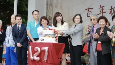 總統蔡英文7日返回母校中山女高,參與127周年校慶。(取自蔡英文臉書)