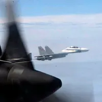 中国軍機が太平洋上空で海自P-3C機に異常接近し、前方約900メートルを突然横切ったとされる場面の示意図。(資料写真/AP通信) 中国軍機が太平洋上空で海自P-3C機に異常接近し、前方約900メートルを突然横切ったとされる場面の示意図。(資料写真/AP通信)