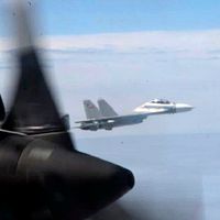 中国軍機が太平洋上空で海自P-3C機に異常接近し、前方約900メートルを突然横切ったとされる場面の示意図。(資料写真/AP通信) 中国軍機が太平洋上空で海自P-3C機に異常接近し、前方約900メートルを突然横切ったとされる場面の示意図。(資料写真/AP通信)