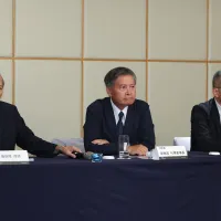 PSMC held a media briefing on the 4th, attended by Acting Chairman Hsieh Tsai-chu (center), President Chu Hsien-kuo (right), and attorney Chu Hsien-kuo (left). (Photo by Yen Lin-yu) PSMC held a media briefing on the 4th, attended by Acting Chairman Hsieh Tsai-chu (center), President Chu Hsien-kuo (right), and attorney Chu Hsien-kuo (left). (Photo by Yen Lin-yu)