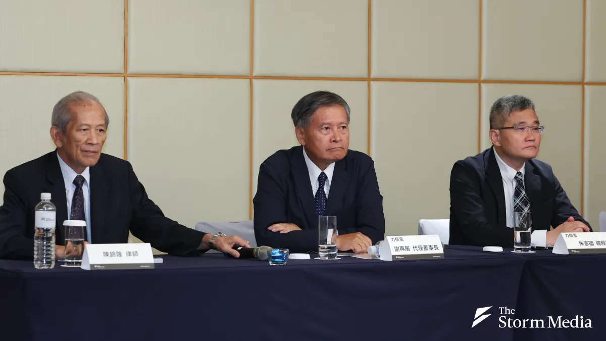 PSMC held a media briefing on the 4th, attended by Acting Chairman Hsieh Tsai-chu (center), President Chu Hsien-kuo (right), and attorney Chu Hsien-kuo (left). (Photo by Yen Lin-yu)