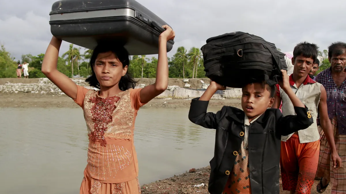 緬甸信奉伊斯蘭教的羅興亞人遭受嚴重迫害,許多人冒險搭船出海或渡河,尋找容身之處(AP)