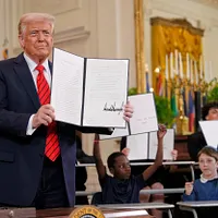 2025年3月20日、アメリカ大統領トランプ氏がホワイトハウス東室で記者会見を開き、教育省閉鎖の決定について説明した。(AP通信) 2025年3月20日、アメリカ大統領トランプ氏がホワイトハウス東室で記者会見を開き、教育省閉鎖の決定について説明した。(AP通信)