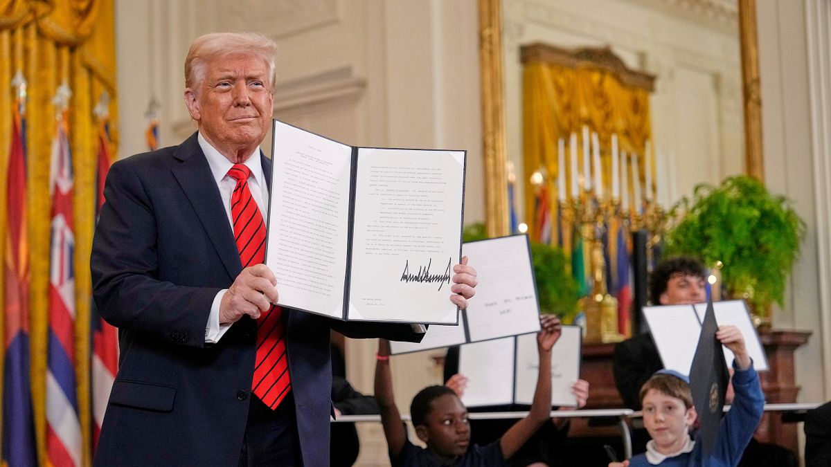 2025年3月20日、アメリカ大統領トランプ氏がホワイトハウス東室で記者会見を開き、教育省閉鎖の決定について説明した。(AP通信) 2025年3月20日、アメリカ大統領トランプ氏がホワイトハウス東室で記者会見を開き、教育省閉鎖の決定について説明した。(AP通信)