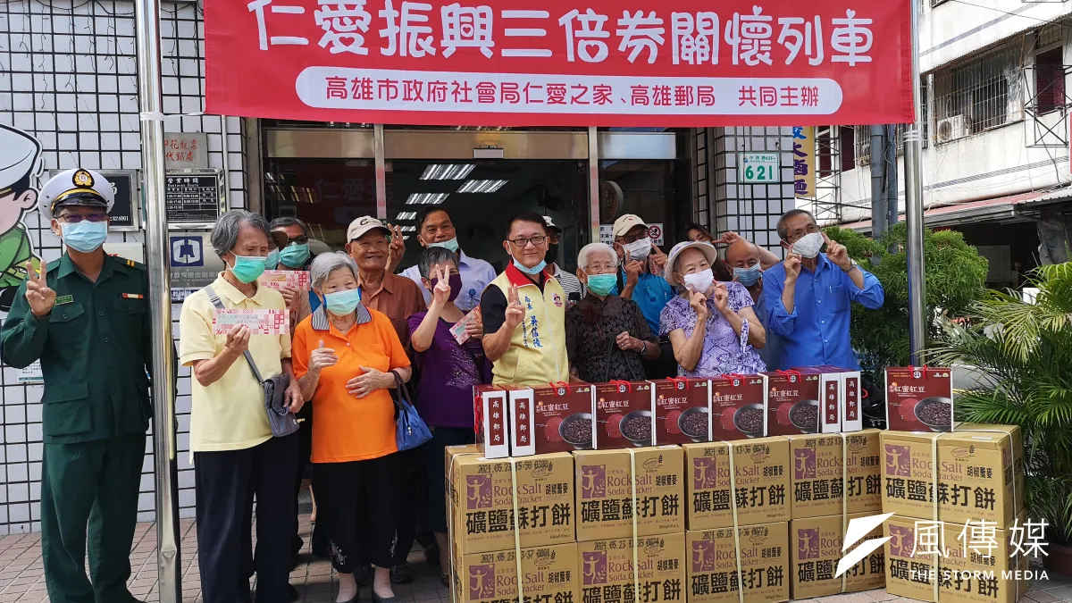 仁愛之家規劃振興券列車,由專人專車帶長輩到郵局購買三倍券。(圖/徐炳文)