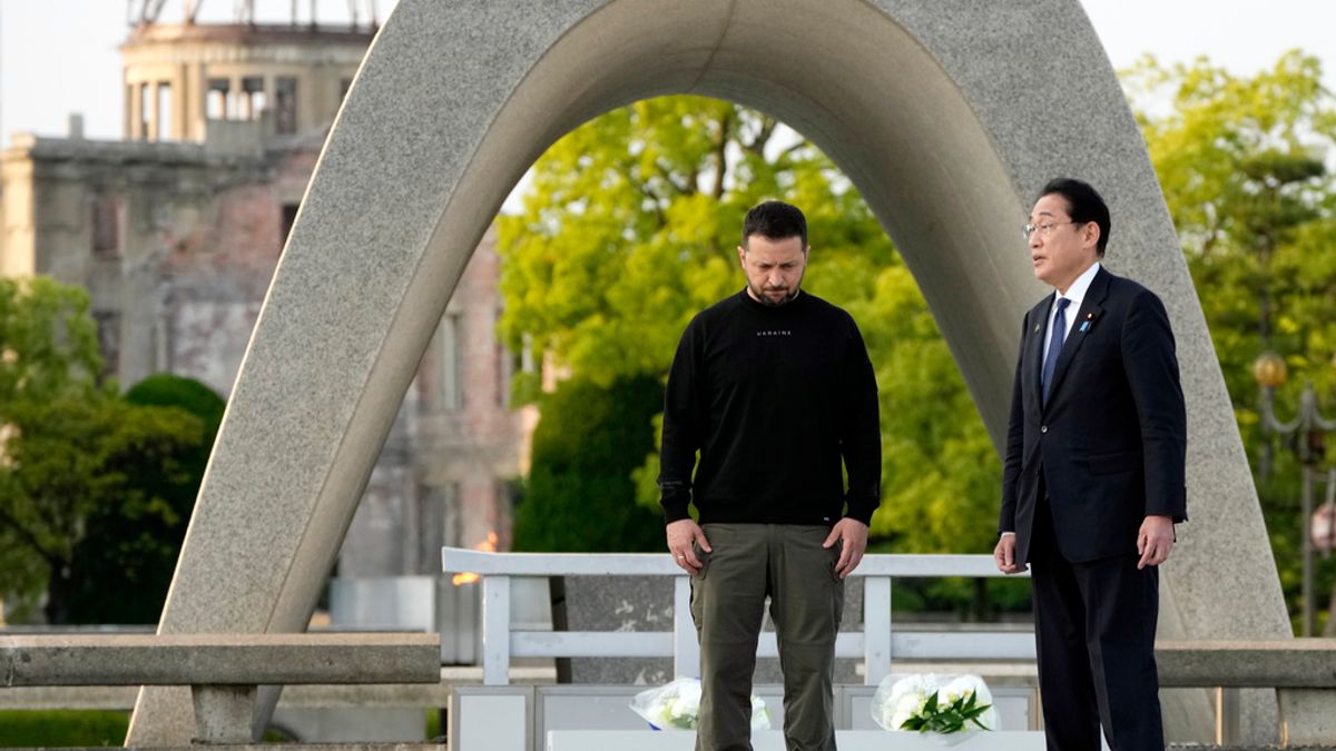 2023年5月21日,在日本首相岸田文雄的陪同下,烏克蘭總統哲連斯基參訪廣島和平紀念公園的原子彈死難者紀念碑。(美聯社) 2023年5月21日,在日本首相岸田文雄的陪同下,烏克蘭總統哲連斯基參訪廣島和平紀念公園的原子彈死難者紀念碑。(美聯社)