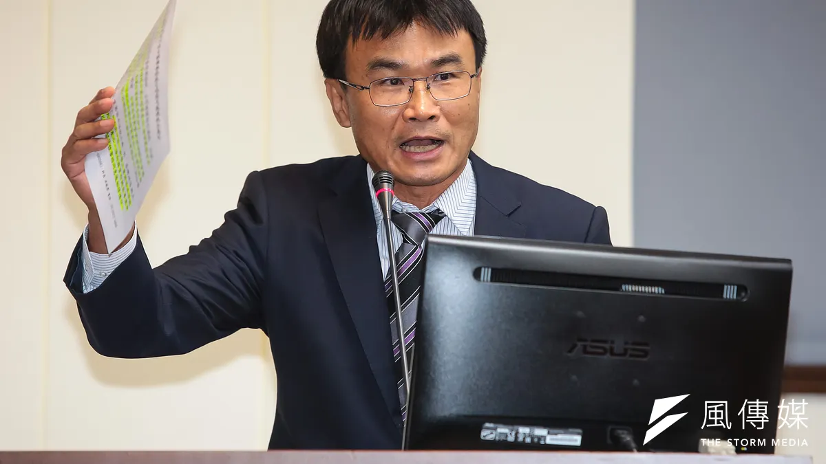 媒體報導民進黨社團部主管經營的公司得標農委會輿情處理案,農委會主委陳吉仲15日說不知情,並強調所有招標案依規定辦理,有違規就檢舉,但若稱農委會養網軍,將提告誣告。(顏麟宇攝)