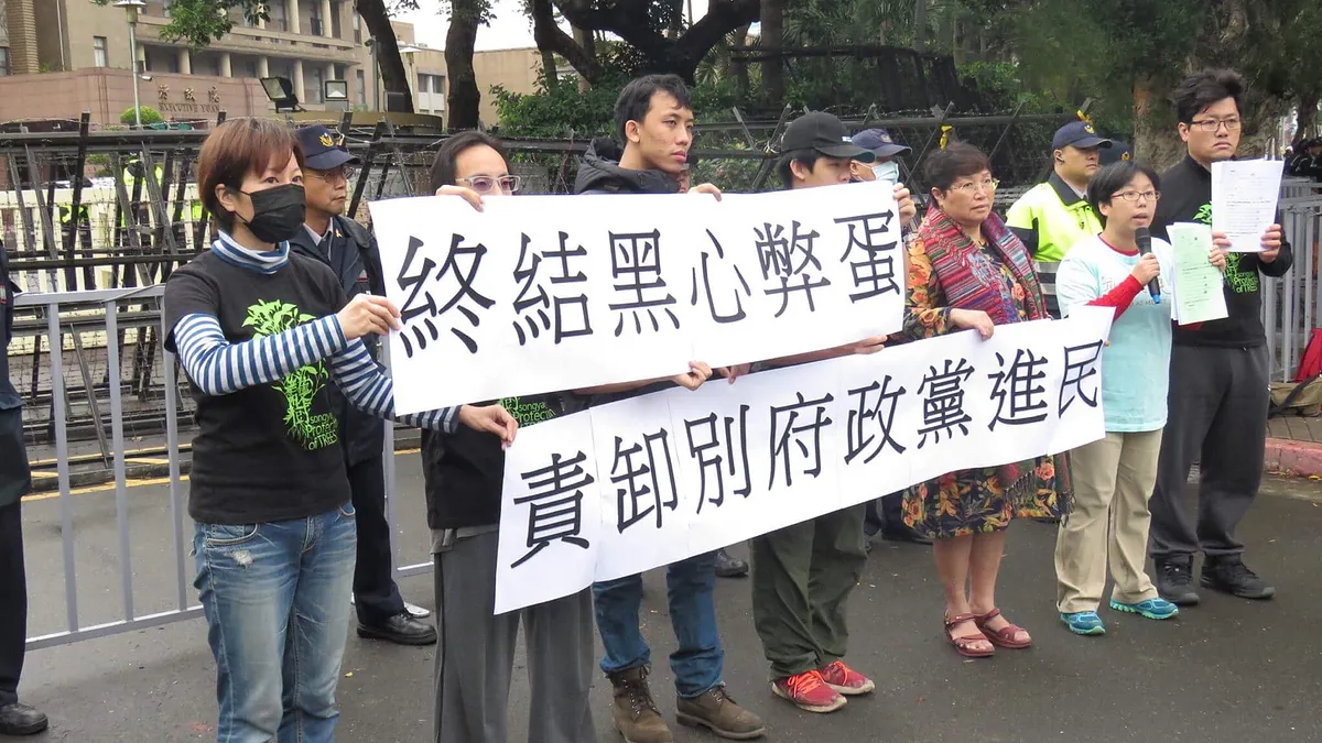 松菸護樹志工團及松菸公園催生聯盟等公民團體5日上午前往行政院大門口舉行記者會,針對大巨蛋案向行政院提訴願。(松菸夥伴提供)