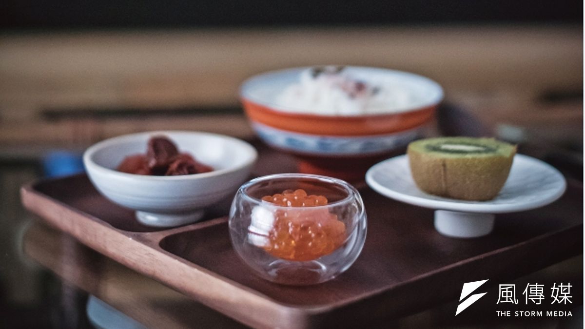 吃電視餐,要有一定的理路,不能笑到噴飯,因為噴了飯也是自己得收拾,年紀大了,也怕嗆到。(時報文化出版公司提供∕Eric攝影) 吃電視餐,要有一定的理路,不能笑到噴飯,因為噴了飯也是自己得收拾,年紀大了,也怕嗆到。(時報文化出版公司提供∕Eric攝影)