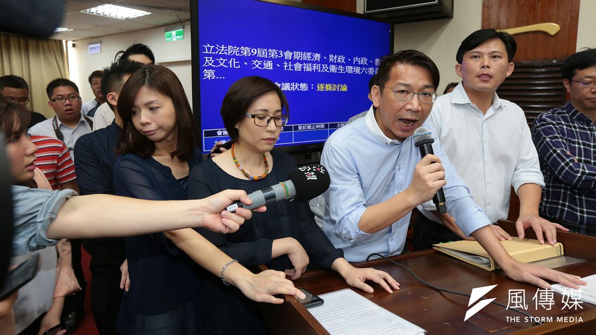 立法院15日審查《前瞻條例》,時代力量黨團佔據發言台,痛批激烈杯葛的藍委剝奪法案發言討論,根本是打假球要送法案出委員會。(顏麟宇攝) 立法院15日審查《前瞻條例》,時代力量黨團佔據發言台,痛批激烈杯葛的藍委剝奪法案發言討論,根本是打假球要送法案出委員會。(顏麟宇攝)