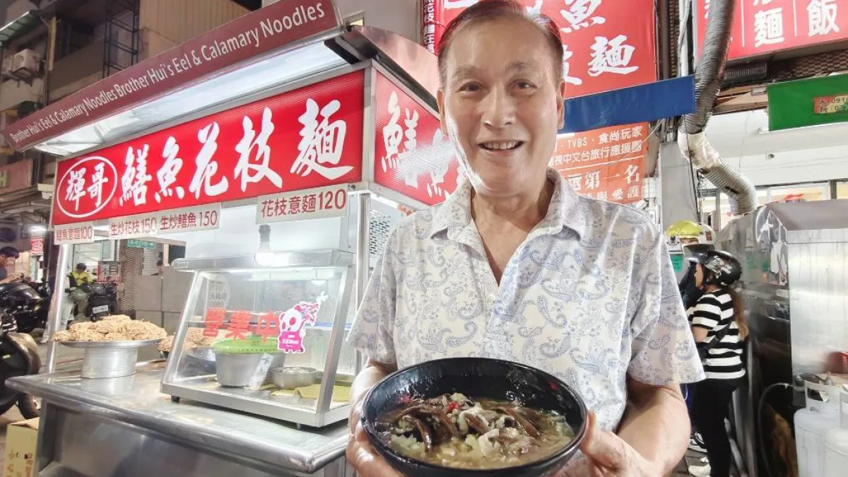 光華夜市排隊名店輝哥鱔魚花枝麵老闆輝哥,出身小黃司機,年輕時為追求太座,為愛每晚往返旗山,拜師總舖師習得廚藝一技之長。(圖/徐炳文攝)