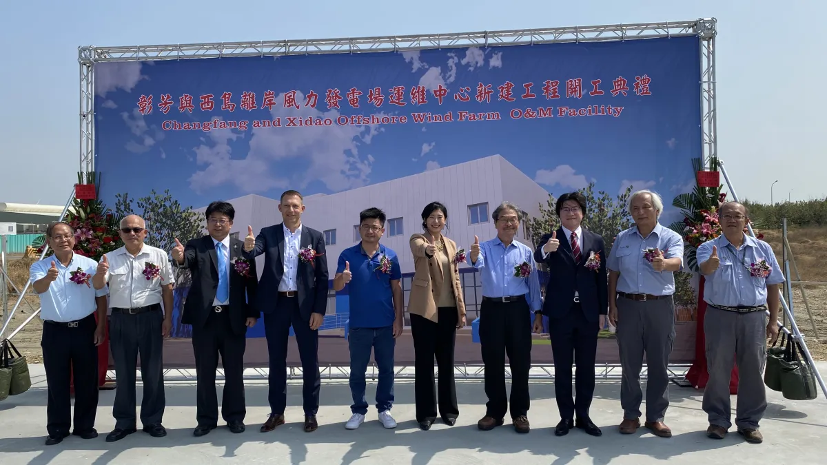 金主營造劉總經理(左一)、瑞助營造董事長張正岳(左三)、彰化縣議長謝典林(左五)、CIP 台灣區董事總經理許乃文(左六)及其他貴賓共同出席彰芳暨西島離岸風場運轉維護中心動土儀式。(CIP提供)