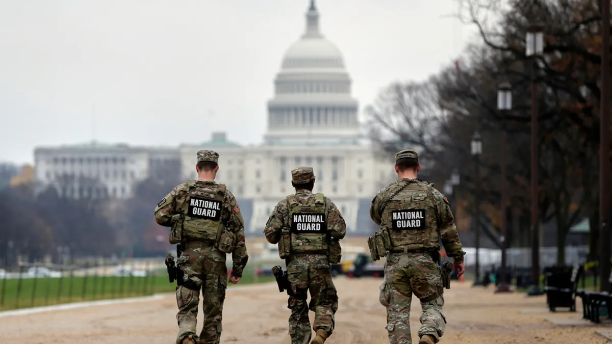 2025年11月26日。国民兵がワシントン国会議事堂前のナショナル・モールでパトロールする。(写真/AP通信提供) 2025年11月26日。国民兵がワシントン国会議事堂前のナショナル・モールでパトロールする。(写真/AP通信提供)