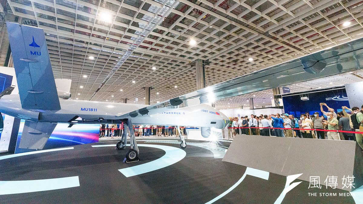 第16屆台北國際航太暨國防工業展16日開放一般民眾進場參觀,現場更提供武器操作體驗。圖為國防館內展出的騰雲無人機。(傅啟禎攝) 第16屆台北國際航太暨國防工業展16日開放一般民眾進場參觀,現場更提供武器操作體驗。圖為國防館內展出的騰雲無人機。(傅啟禎攝)