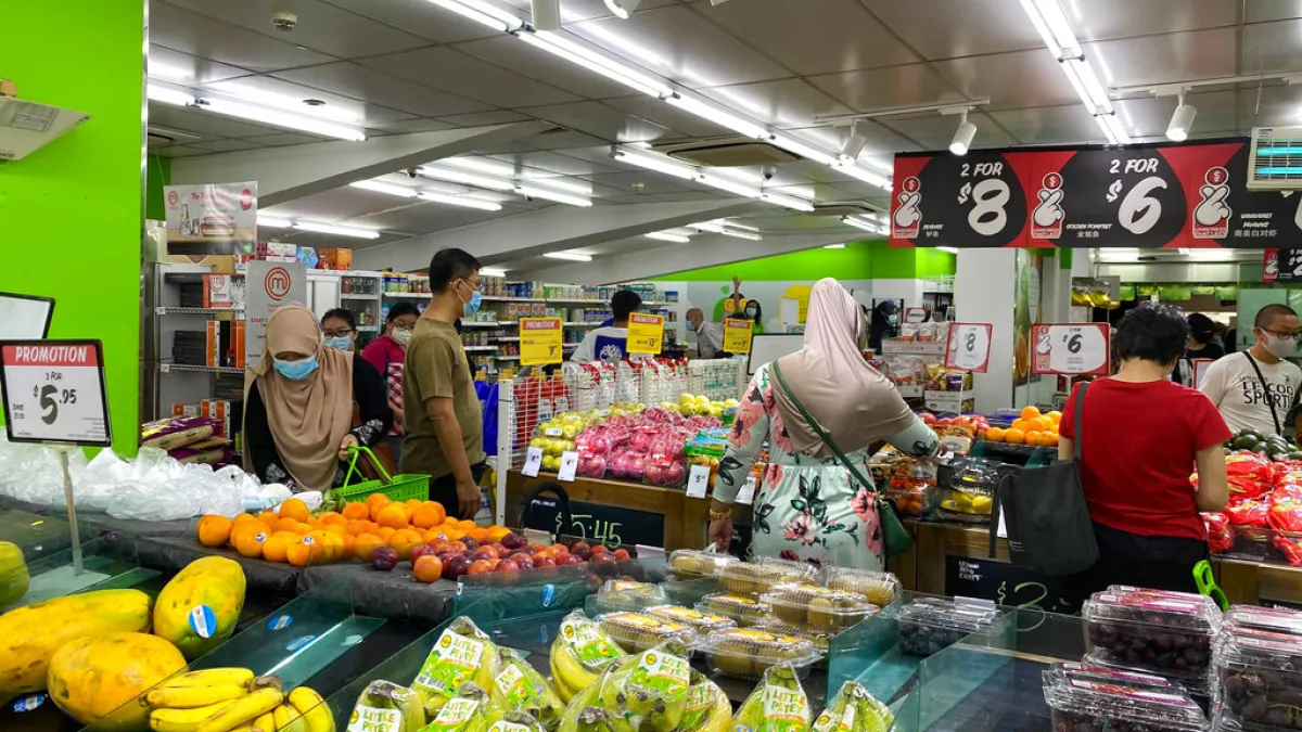 新加坡的民眾在疫情下購物。(美聯社)