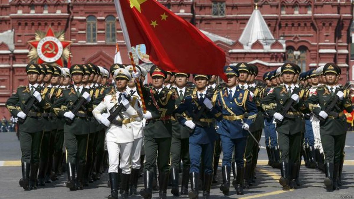 來自10個國家的現役軍人組成二戰代表隊參加此次閱兵式,其中包括來自中國人民解放軍三軍儀仗隊的102名官兵。 來自10個國家的現役軍人組成二戰代表隊參加此次閱兵式,其中包括來自中國人民解放軍三軍儀仗隊的102名官兵。