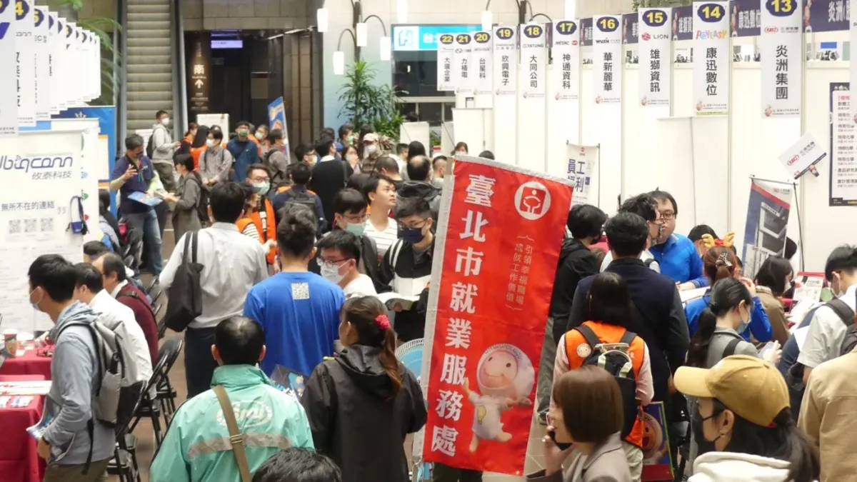 北市府於6月29日舉辦百工百業聯合就業博覽會,圖為市政大樓1樓中庭徵才活動示意圖。(圖/臺北市就業服務處提供)