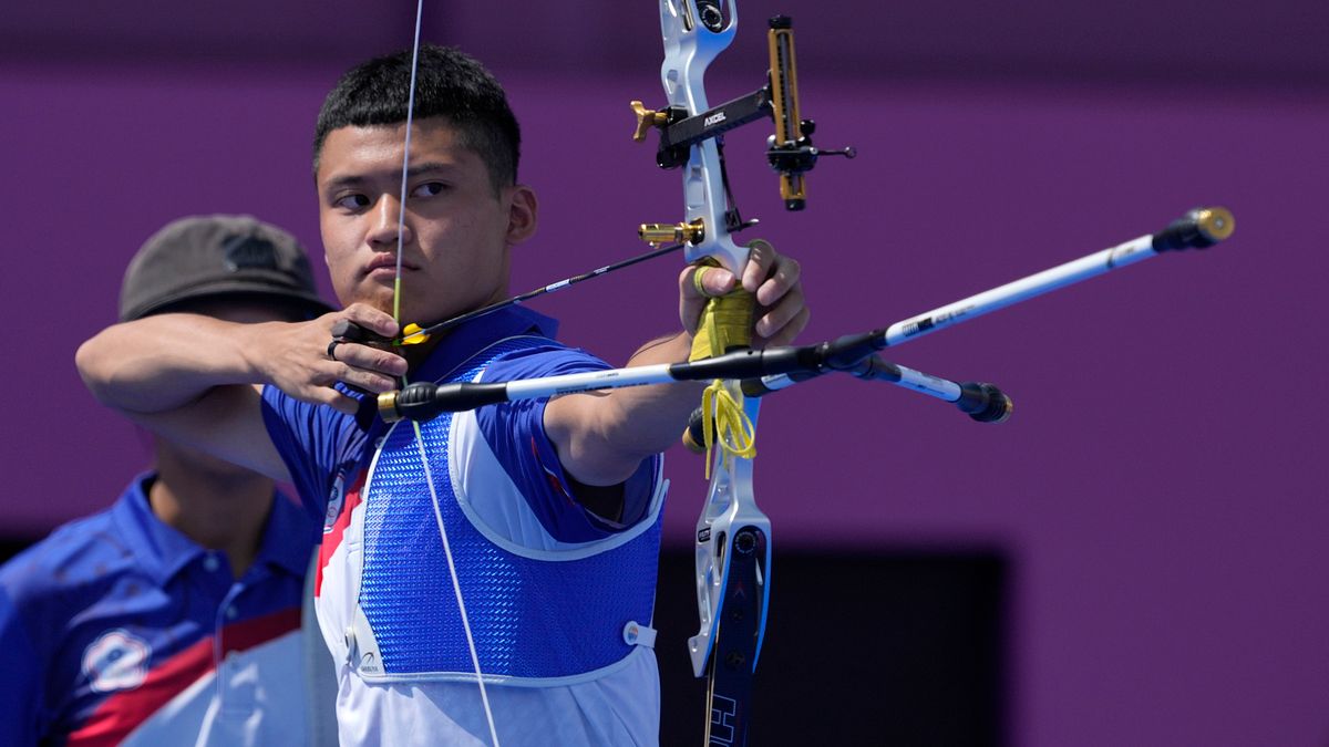 2021年7月24日,東京奧運,台灣代表隊射箭選手湯智鈞出賽。(資料照,美聯社) 2021年7月24日,東京奧運,台灣代表隊射箭選手湯智鈞出賽。(資料照,美聯社)