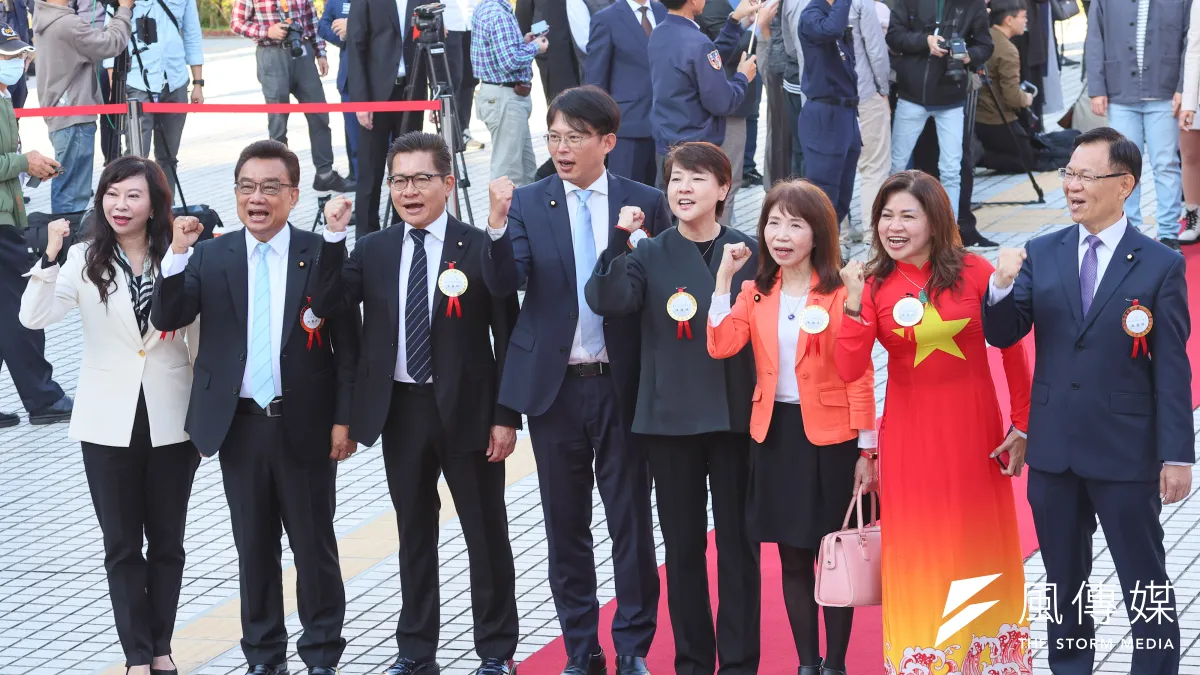 民眾黨推派黃珊珊參選院長,同黨立委陳昭姿卻勿沾印泥,最後由主席柯建銘宣布為無效票。圖為民眾黨立委林憶君(左起)、林國成、吳春城、黃國昌、黃珊珊、陳昭姿、麥玉珍、張啟楷1日一同出席「第11屆立法委員就職」典禮。(顏麟宇攝)