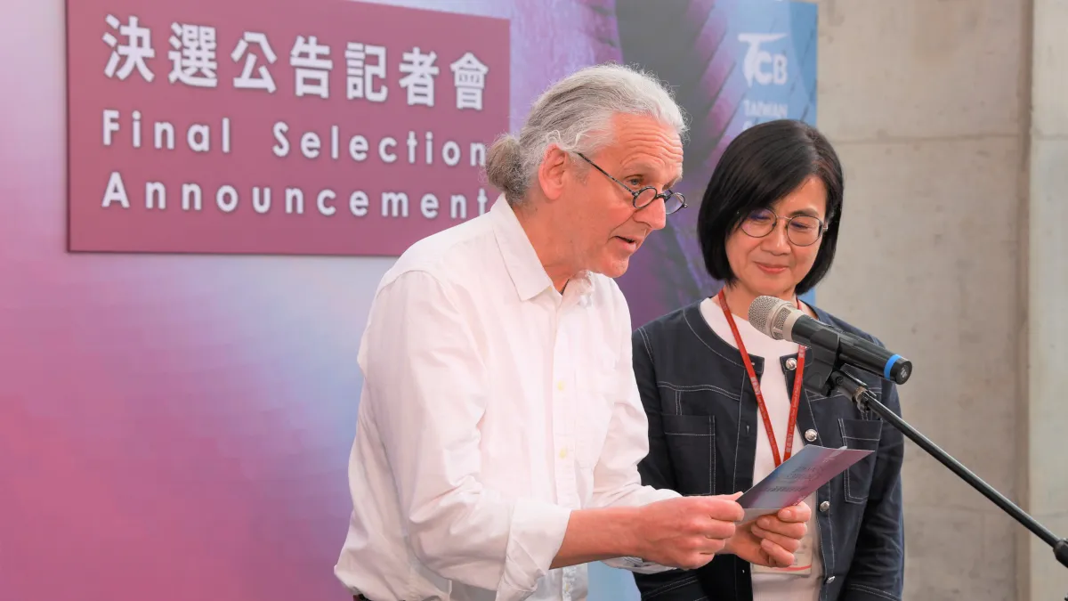 國際陶藝學會(IAC)主席Torbjørn Kvasbø(左)、新北市政府文化局副局長長于玟(右)宣布首獎得主。(圖/新北市立鶯歌陶瓷博物館)