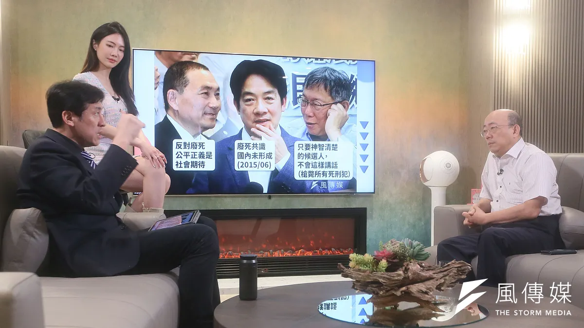 《風傳媒》網路節目《下班瀚你聊》主持人黃暐瀚(左一)、助理主持人克萊兒(左二)與前立委郭正亮(右)在節目中分析總統大選局勢。(柯承惠攝)