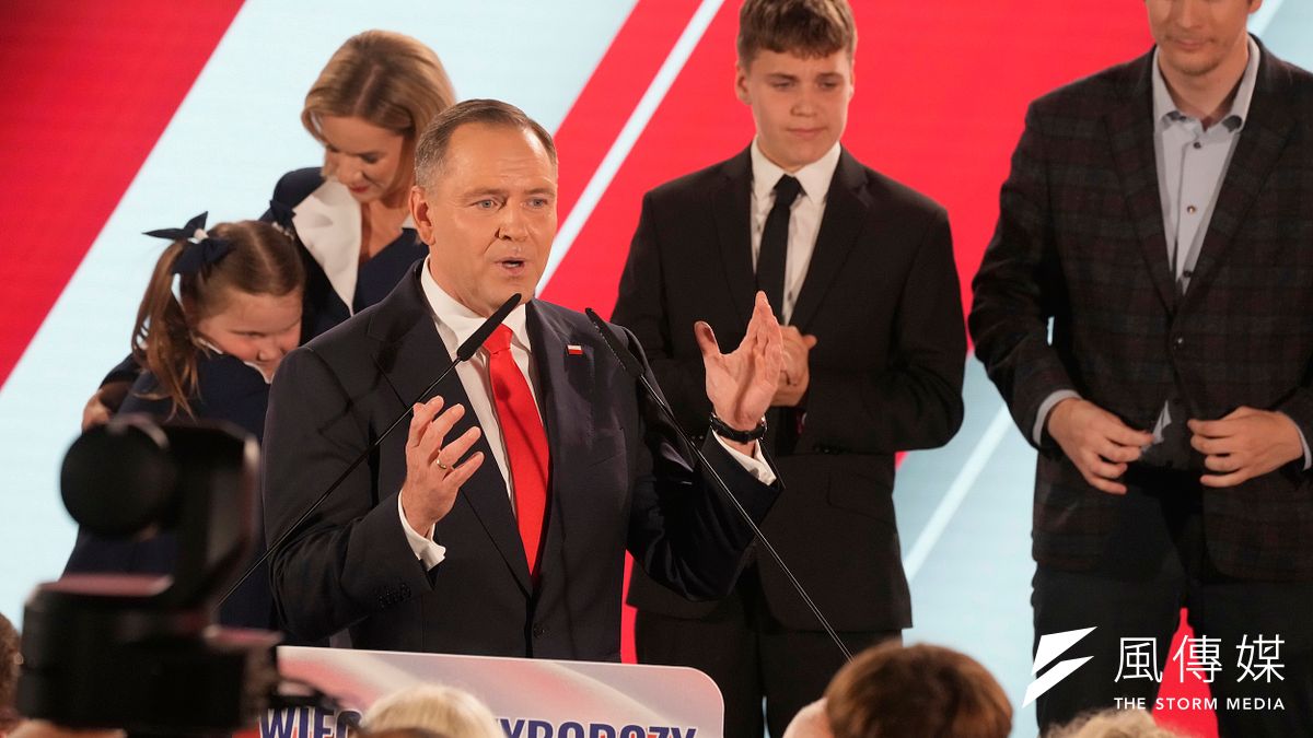 ポーランドで大統領選挙の決選投票が実施された。保守派の独立候補で歴史学者のカロル・ナフロツキ氏が逆転勝利し、ポーランド大統領に当選した。(AP通信) ポーランドで大統領選挙の決選投票が実施された。保守派の独立候補で歴史学者のカロル・ナフロツキ氏が逆転勝利し、ポーランド大統領に当選した。(AP通信)